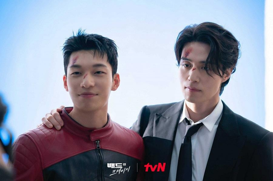 Lee Dong Wook và Wi Ha Joon được dự đoán sẽ trở thành cặp đôi mới được yêu thích sau khi "Bad And Crazy" lên sóng. Lee Dong Wook và Wi Ha Joon được dự đoán sẽ trở thành cặp đôi mới được yêu thích sau khi "Bad And Crazy" lên sóng.