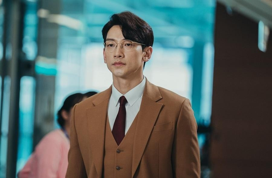 Bi Rain vào vai bác sĩ thiên tài Cha Young Min trong &quot;Ghost Doctor&quot;.