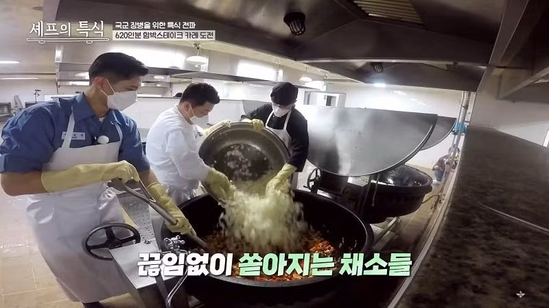 Park Bo Gum tập nấu trong những chảo ăn công nghiệp