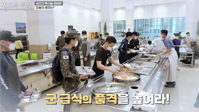 và cuối cùng là chia đồ ăn cho các binh sĩ và cuối cùng là chia đồ ăn cho các binh sĩ