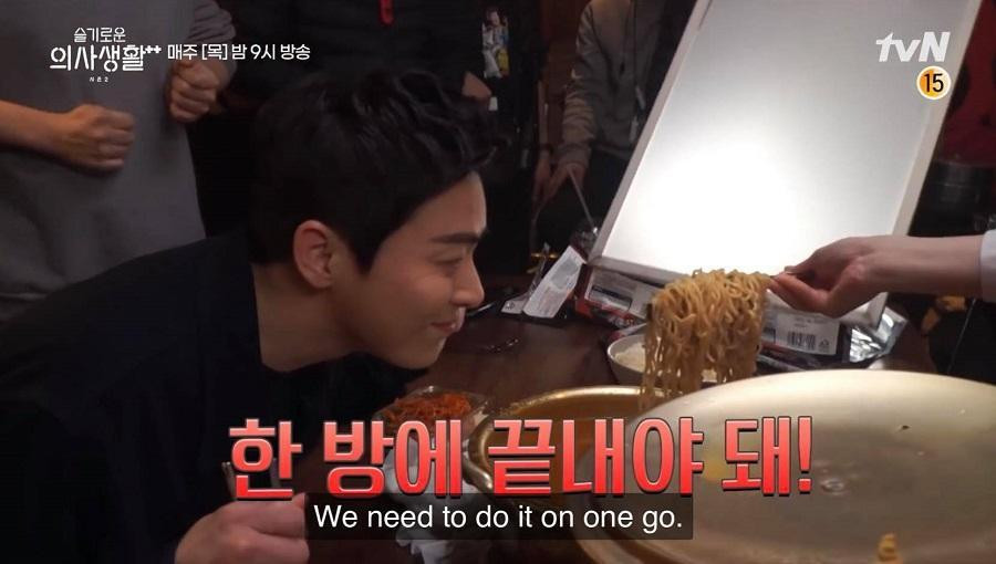 Cảnh hậu trường đoạn Song Hwa làm bắn nước mì lên mặt Ik Jun. Cảnh hậu trường đoạn Song Hwa làm bắn nước mì lên mặt Ik Jun.