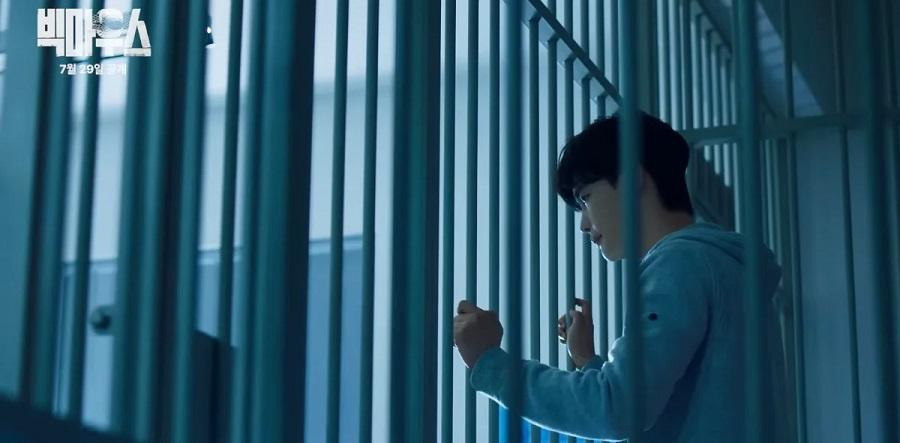 Tỉnh dậy sau tai nạn, Park Chang Ho đã bị cảnh sát ập vào bắt tạm giam. Tỉnh dậy sau tai nạn, Park Chang Ho đã bị cảnh sát ập vào bắt tạm giam.