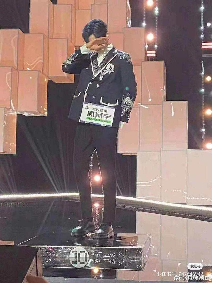 Châu Kha Vũ không ngừng khóc khi nghe công bố thứ hạng của mình. Châu Kha Vũ không ngừng khóc khi nghe công bố thứ hạng của mình.