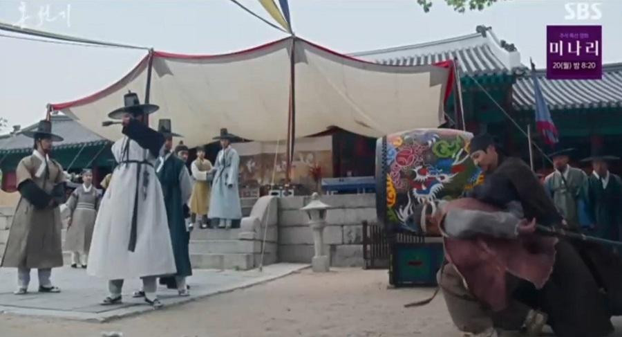 Kết phim là cảnh cha của Hong Chun Gi đã tấn công hoàng tử Joo Hyang gây náo loạn chỗ thi Kết phim là cảnh cha của Hong Chun Gi đã tấn công hoàng tử Joo Hyang gây náo loạn chỗ thi