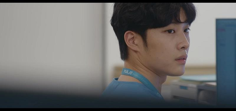 Lộ diện &quot;tình địch&quot; của Ahn Jeong Won cũng là bác sĩ cùng khoa với Gyeo Ul.