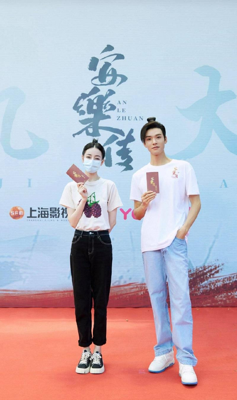 Cung Tuấn và Địch Lệ Nhiệt Ba trong ngày khai máy "An Lạc Truyện". Cung Tuấn và Địch Lệ Nhiệt Ba trong ngày khai máy "An Lạc Truyện".