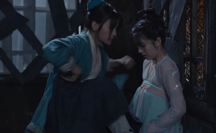 Cảnh Lạc Yên giúp cô gái đi cùng bỏ trốn ra ngoài kêu cứu. Cảnh Lạc Yên giúp cô gái đi cùng bỏ trốn ra ngoài kêu cứu.