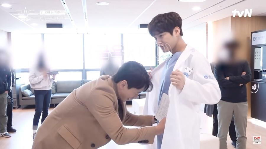 Khoảnh khắc Bi Rain không thuộc thoại, lập tức nhờ vả người anh em Kim Bum giúp đỡ. Khoảnh khắc Bi Rain không thuộc thoại, lập tức nhờ vả người anh em Kim Bum giúp đỡ.