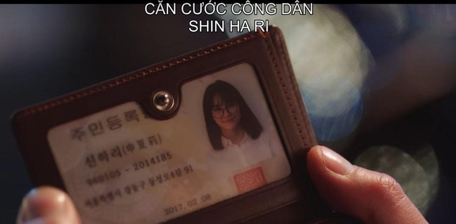 Kang Tae Moo đã phát hiện ra thân phận của Shin Ha Ri là cấp dưới của mình. Kang Tae Moo đã phát hiện ra thân phận của Shin Ha Ri là cấp dưới của mình.