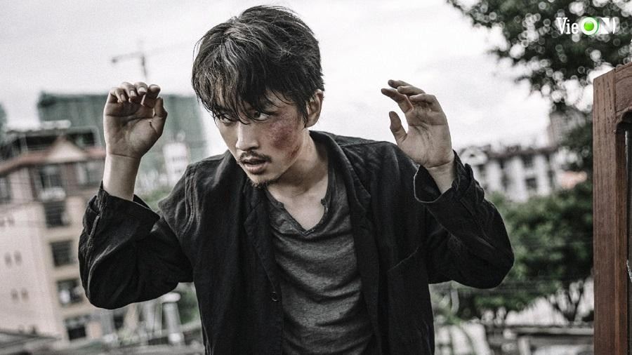 Trần Hiểu với tạo hình bụi bặm, xuề xòa trong "Băng Vũ Hỏa". Trần Hiểu với tạo hình bụi bặm, xuề xòa trong "Băng Vũ Hỏa".