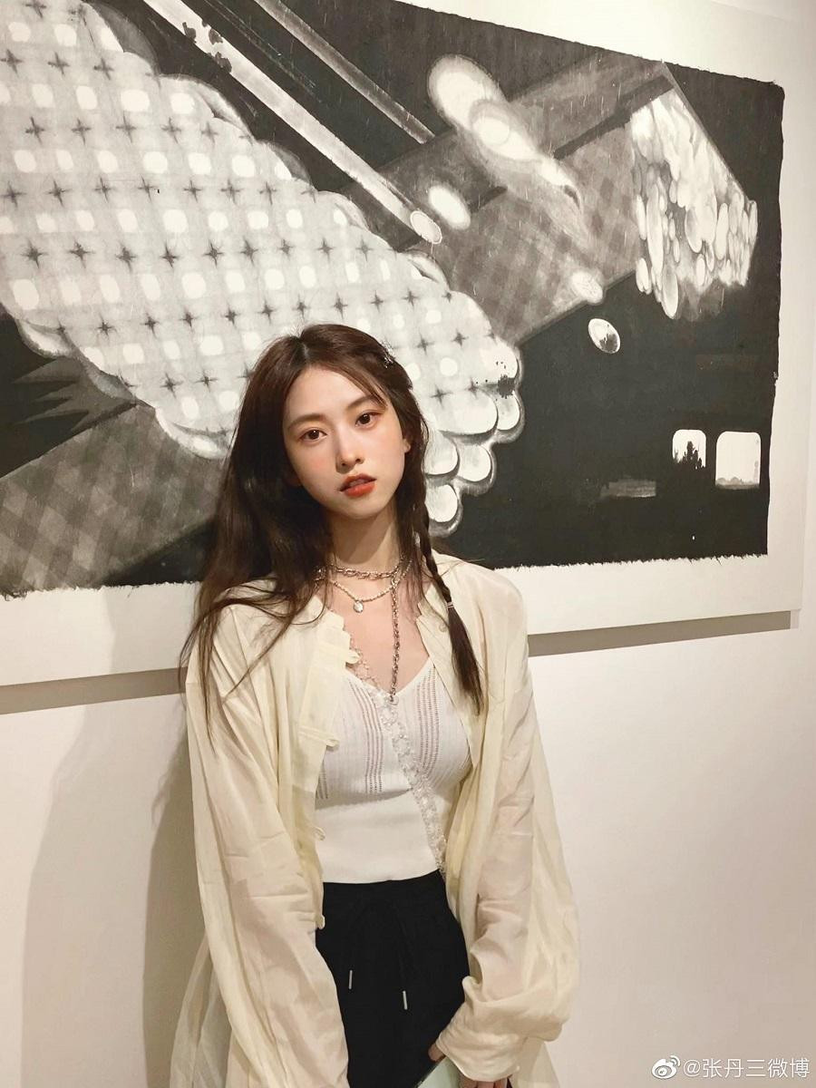 Trương Đan Tam - cựu thành viên nhóm SNH48. Trương Đan Tam - cựu thành viên nhóm SNH48.