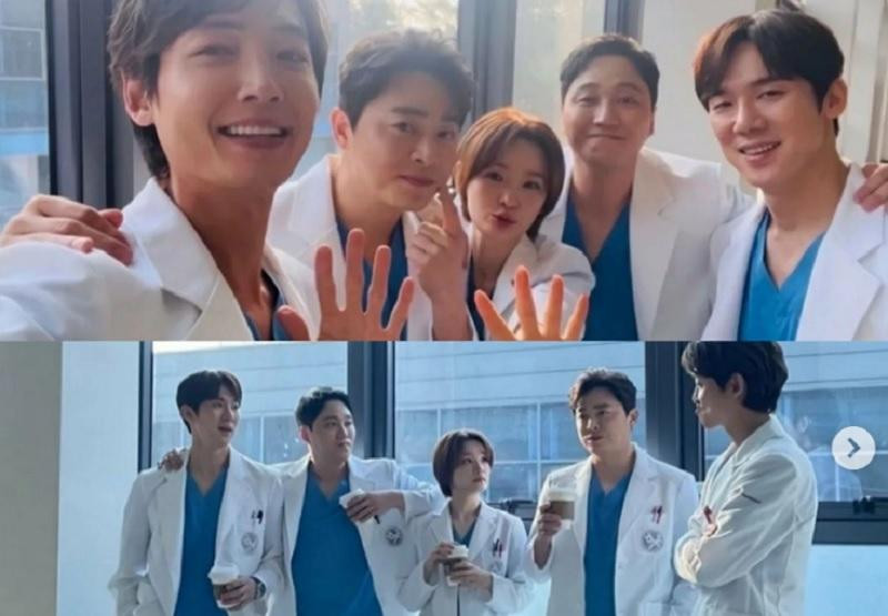 Hội bác sĩ tài hoa trong &quot;Hospital Playlist&quot; nhận được vô số tình yêu thương từ khán giả.