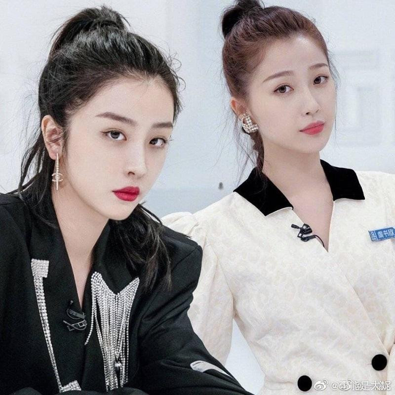 Ngu Thư Hân (áo trắng) và Triệu Tiểu Đường là hai thành viên được chú ý từ lúc tham gia chương trình tuyển chọn, cũng là hai nhân tố có nhiều phát ngôn gây tranh cãi nhất. Ngu Thư Hân (áo trắng) và Triệu Tiểu Đường là hai thành viên được chú ý từ lúc tham gia chương trình tuyển chọn, cũng là hai nhân tố có nhiều phát ngôn gây tranh cãi nhất.