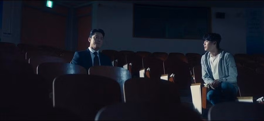 Park Chang Ho liên lạc với Thị trưởng Choi mong giúp đỡ nhưng bị từ chối.