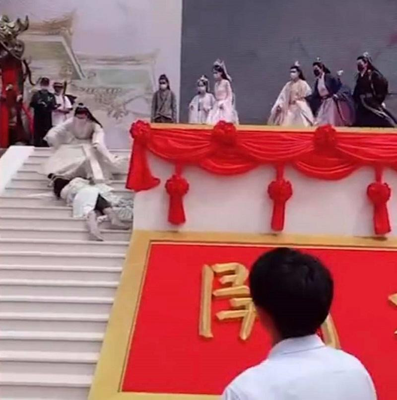 Nữ diễn viên đã ngất xỉu vì thời tiết quá nóng. Nữ diễn viên đã ngất xỉu vì thời tiết quá nóng.