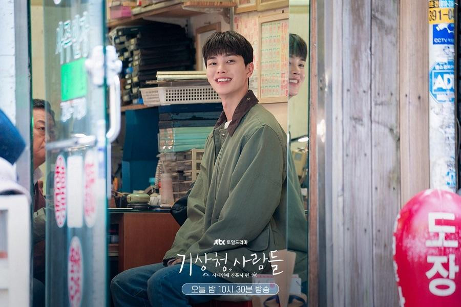 Trong "Forecasting Love And Weather" hình tượng Song Kang bỗng dưng "cute" xỉu. Trong "Forecasting Love And Weather" hình tượng Song Kang bỗng dưng "cute" xỉu.