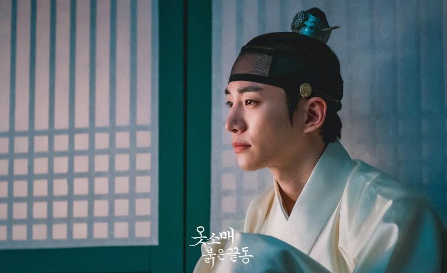 Junho trong vai Thế tử Yi San. Junho trong vai Thế tử Yi San.