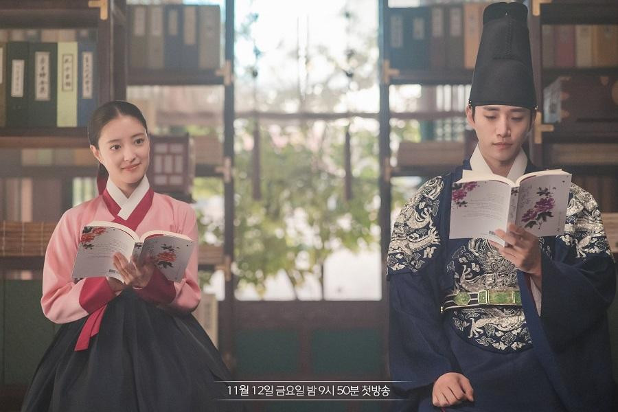 Lee Se Young và Junho (2PM) trong "Cổ Tay Áo Màu Đỏ". Lee Se Young và Junho (2PM) trong "Cổ Tay Áo Màu Đỏ".