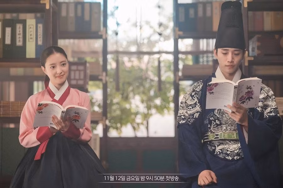 Lee Se Young và Junho (2PM) trong "Cổ Tay Áo Màu Đỏ".