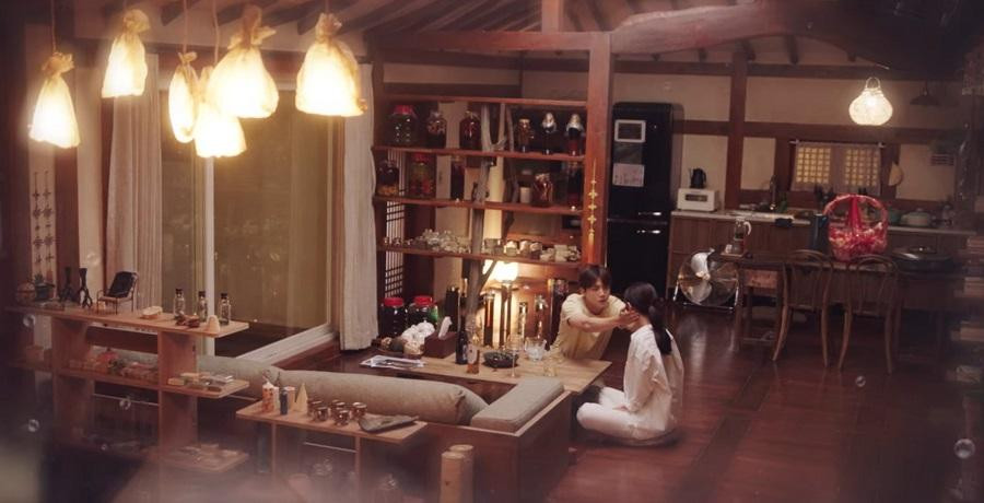 Bên trong nhà của Doo Sik được bài trí rất đẹp, vì thế nhiều khán giả đến nơi còn muốn vào trong tham quan, gây phiền toái cho chủ nhân thật sự của ngôi nhà.