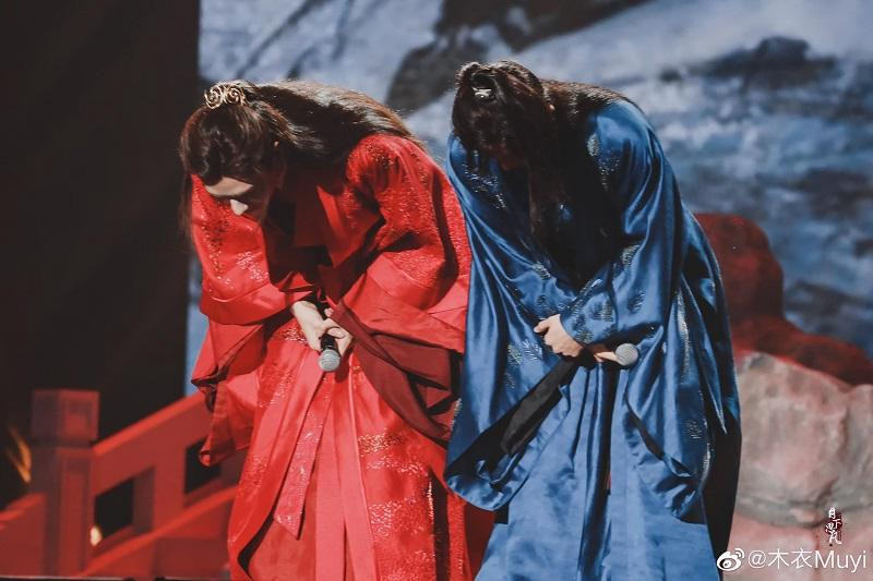 Cung Tuấn và Trương Triết Hạn cúi đầu tri ân khán giả khi kết thúc chương trình. Cung Tuấn và Trương Triết Hạn cúi đầu tri ân khán giả khi kết thúc chương trình.