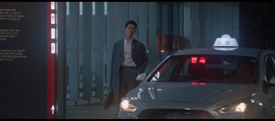 Suýt chút Jun Wan đã gặp Ik Sun vì cô đang đợi anh trai trong xe.