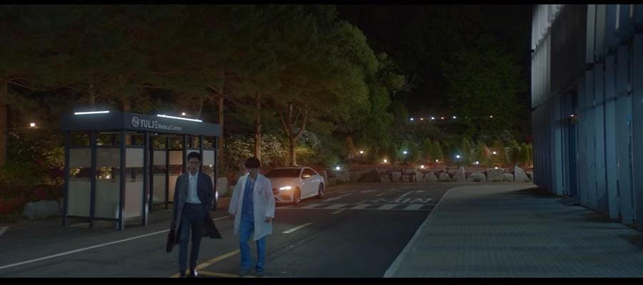 Nhưng bệnh viện có việc gấp nên anh chưa kịp thấy cô đã vội rời đi.