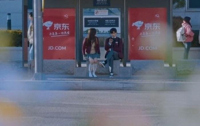 Một cảnh phim trong &quot;True Beauty&quot; chèn biển quảng cáo Trung Quốc vào.