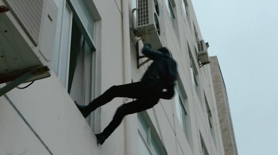 Cảnh Tiền Khai Dật đu dây, trèo tường chỉ để vào được bên trong phòng học bật nhạc. Cảnh Tiền Khai Dật đu dây, trèo tường chỉ để vào được bên trong phòng học bật nhạc.