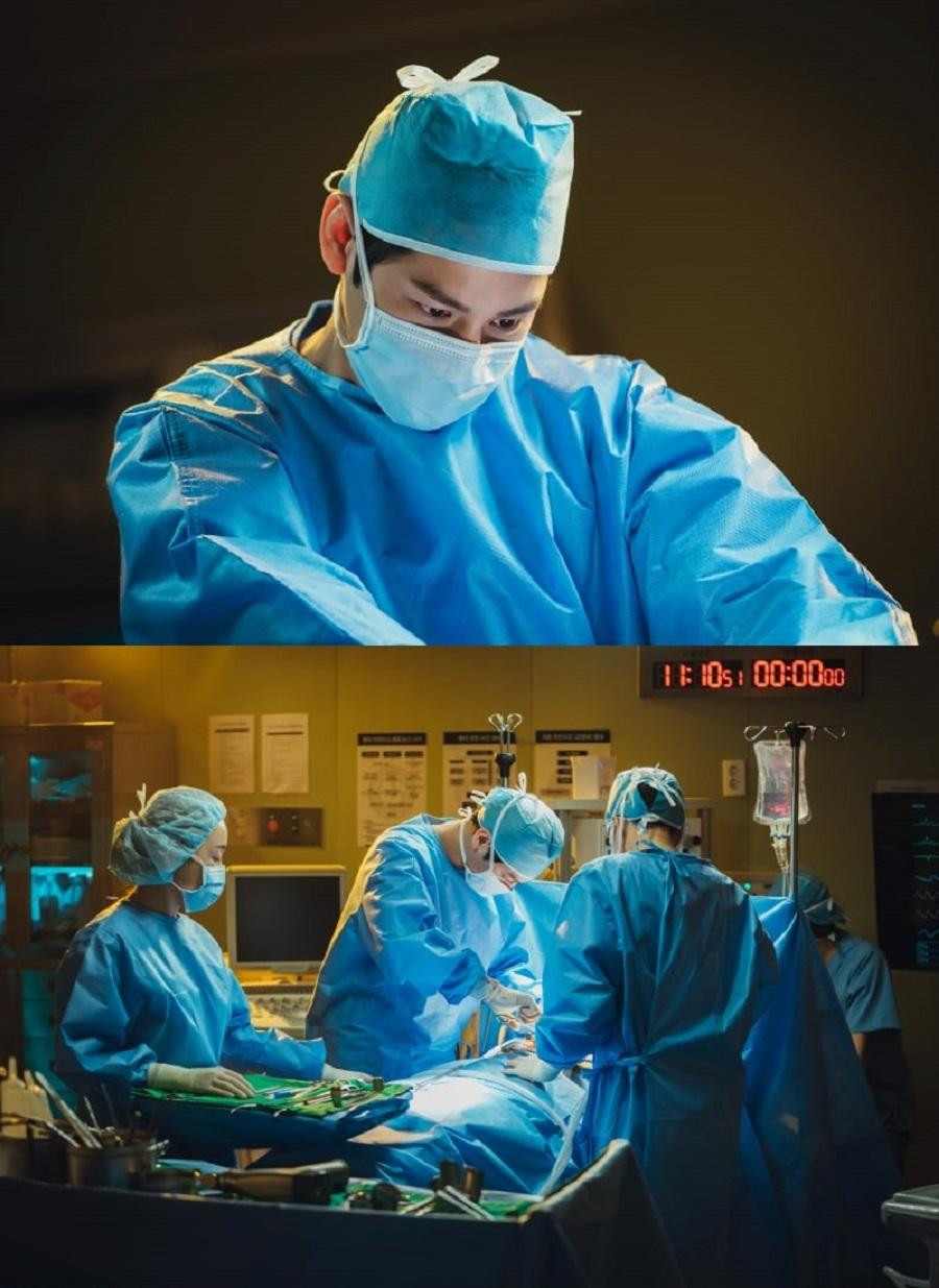 Seung Tak cùng các đồng nghiệp đã hoàn thành ca mổ trong sự ngỡ ngàng của mọi người.