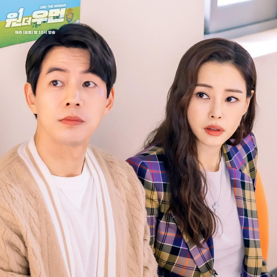 Honey Lee và Lee Sang Yoon trong "Nữ Thanh Tra Tài Ba". Honey Lee và Lee Sang Yoon trong "Nữ Thanh Tra Tài Ba".