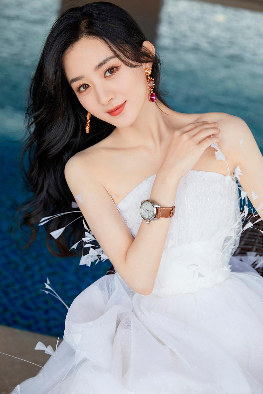 Triệu Lệ Dĩnh là nghệ sĩ mới nhất bị chính người hâm mộ của mình làm liên lụy. Triệu Lệ Dĩnh là nghệ sĩ mới nhất bị chính người hâm mộ của mình làm liên lụy.