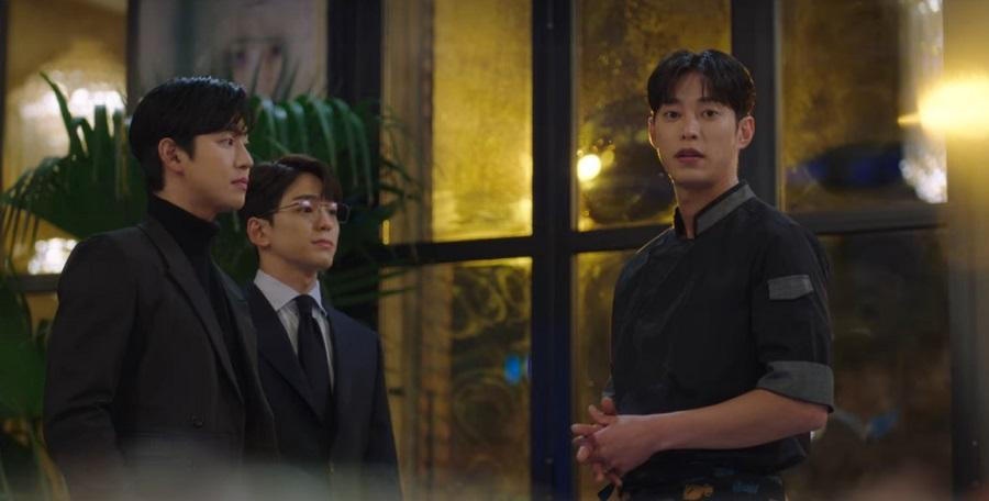 Thậm chí là ở nhà hàng của anh bạn thân kiêm "crush" 7 năm. Thậm chí là ở nhà hàng của anh bạn thân kiêm "crush" 7 năm.