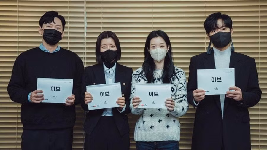 Seo Ye Ji trong buổi đọc kịch bản phim "Eve" ngày 25/2 cùng các bạn diễn.