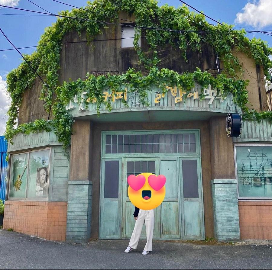 Khán giả check-in trước quán &quot;Cà phê ngày nắng, bia trong đêm trăng&quot; của ca sĩ Oh Yoon