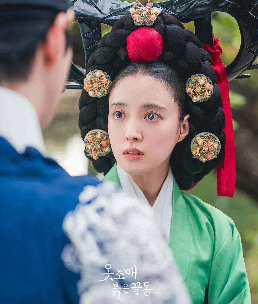Lee Se Young trong vai cung nữ Seong Deok Im. Lee Se Young trong vai cung nữ Seong Deok Im.