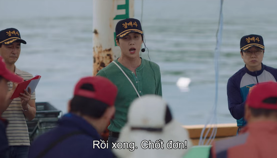 Lúc thì là nhân viên bán đấu giá ở cảng