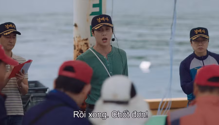 Lúc thì là nhân viên bán đấu giá ở cảng