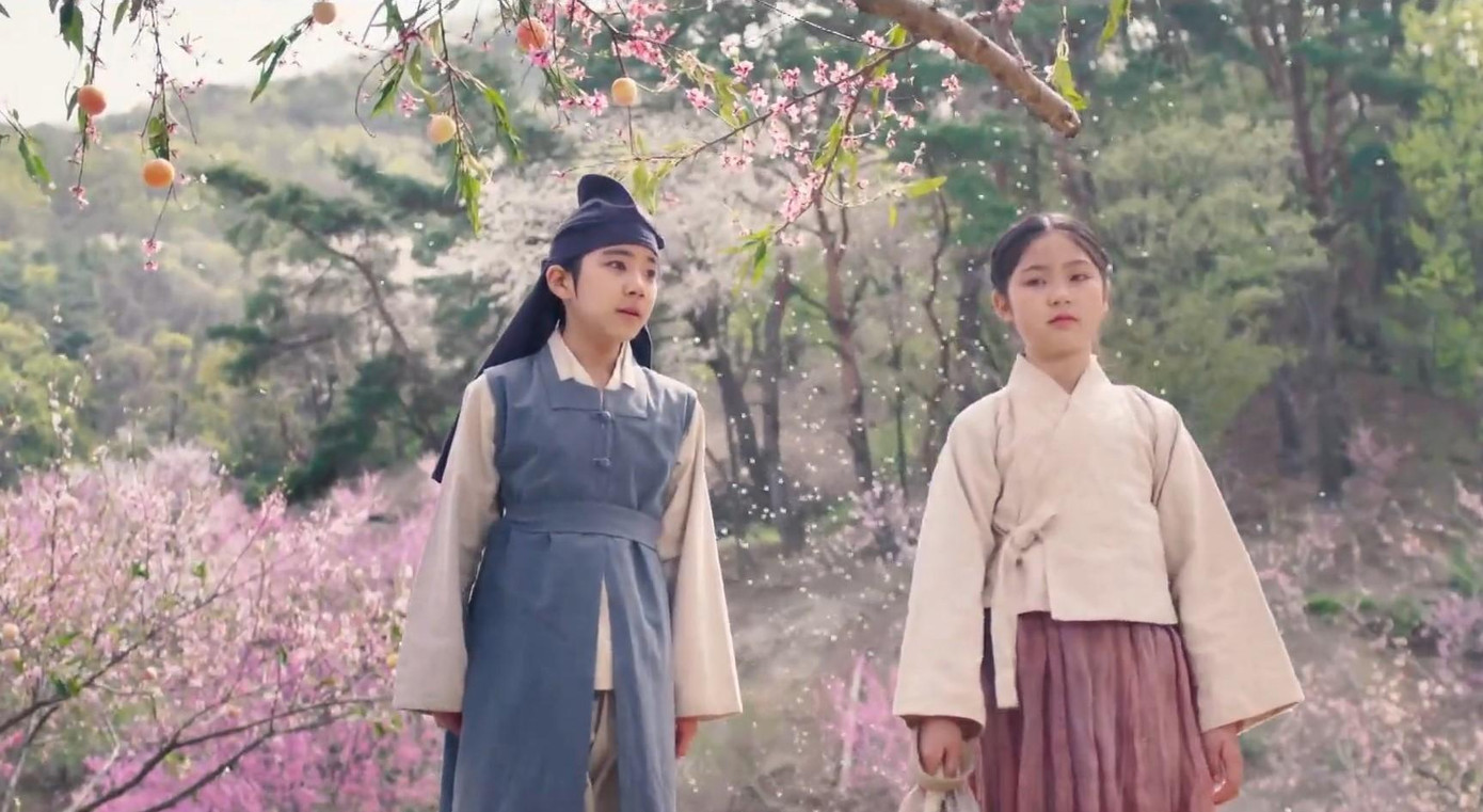 Hai đứa trẻ đã gặp gỡ nhau trước khi vận mệnh thay đổi Hai đứa trẻ đã gặp gỡ nhau trước khi vận mệnh thay đổi