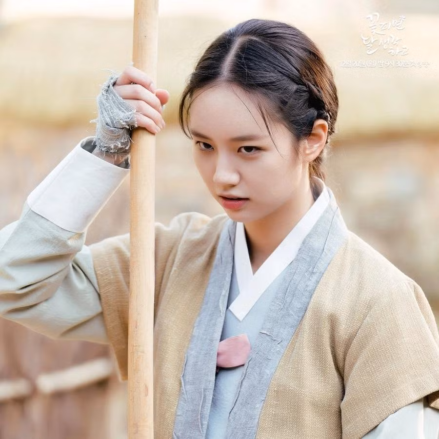 Hyeri vào vai Kang Ro Seo.