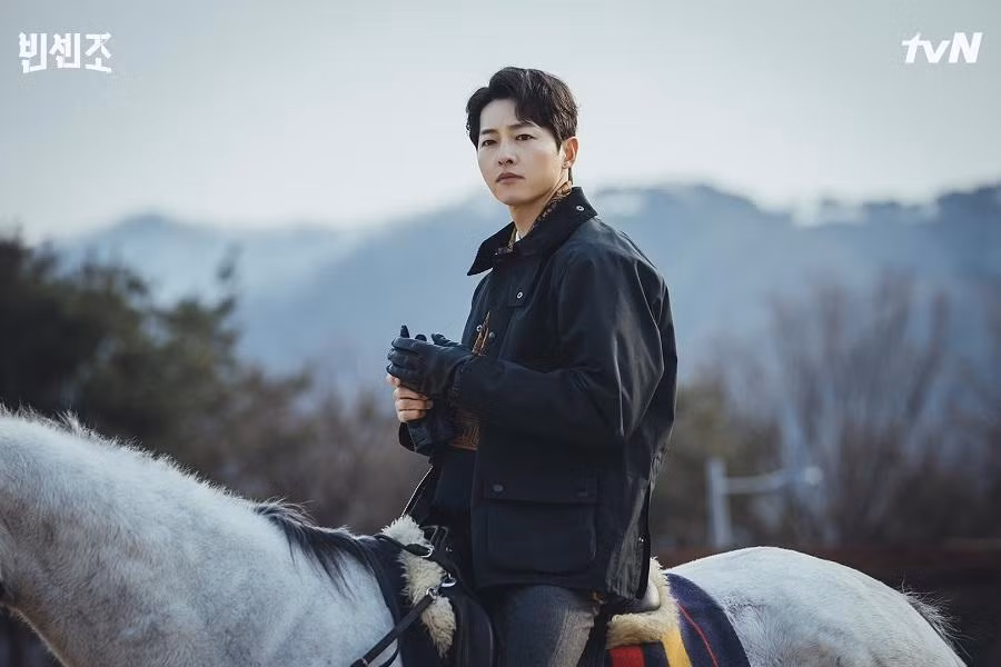 Song Joong Ki trở lại với vẻ ngoài điển trai, lạnh lùng đốn tim hội chị em Song Joong Ki trở lại với vẻ ngoài điển trai, lạnh lùng đốn tim hội chị em