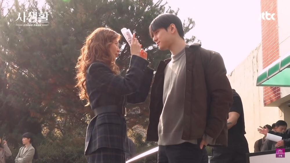 Ở phim trường, SeoHyun và Go Kyung Pyo luôn đùa giỡn rất vui vẻ. Ở phim trường, SeoHyun và Go Kyung Pyo luôn đùa giỡn rất vui vẻ.