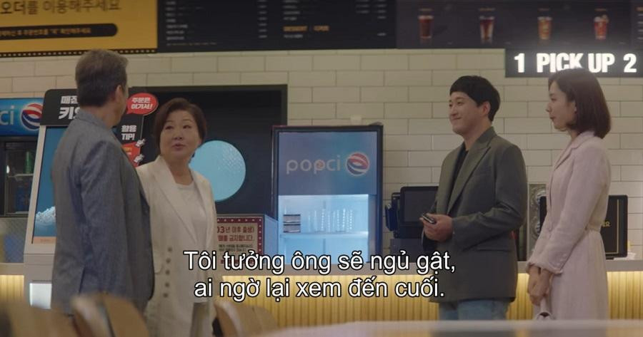 Còn gặp cả quý bà Rosa mẹ của Jeong Won (Yoo Yeon Seok) tại rạp chiếu phim. Còn gặp cả quý bà Rosa mẹ của Jeong Won (Yoo Yeon Seok) tại rạp chiếu phim.