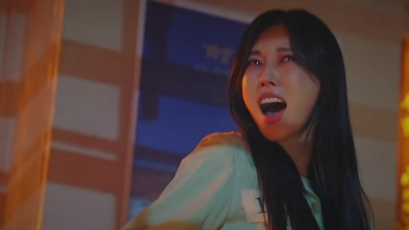 Cheon Seo Jin (Kim So Yeon) ở trong tù cố tình giả tâm thần để được thả ra ngoài sớm. Cheon Seo Jin (Kim So Yeon) ở trong tù cố tình giả tâm thần để được thả ra ngoài sớm.