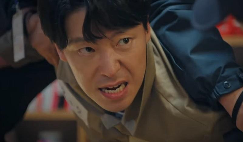 Joo Dan Tae (Uhm Ki Joon) gặp nhiều rắc rối trong thời gian ở tù. Joo Dan Tae (Uhm Ki Joon) gặp nhiều rắc rối trong thời gian ở tù.