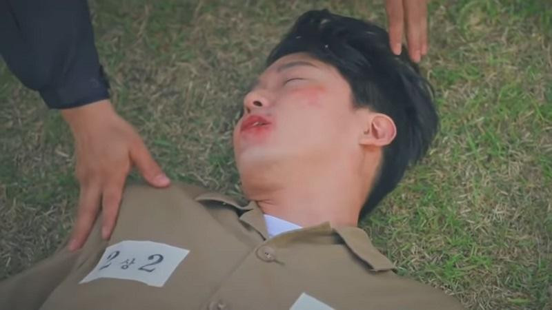 Anh dàn cảnh để bị thương để được đưa ra ngoài. Anh dàn cảnh để bị thương để được đưa ra ngoài.