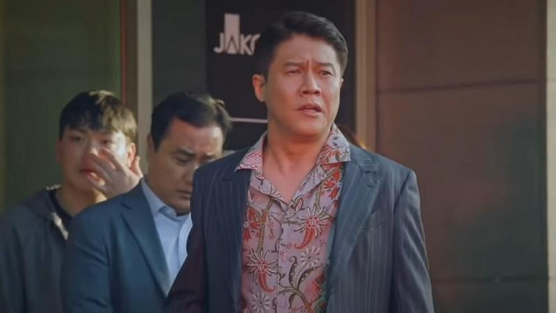 Yoo Dong Pil (Park Ho San) là người chứng kiến Joo Dan Tae cho nổ bom xe của Logan Lee. Yoo Dong Pil (Park Ho San) là người chứng kiến Joo Dan Tae cho nổ bom xe của Logan Lee.