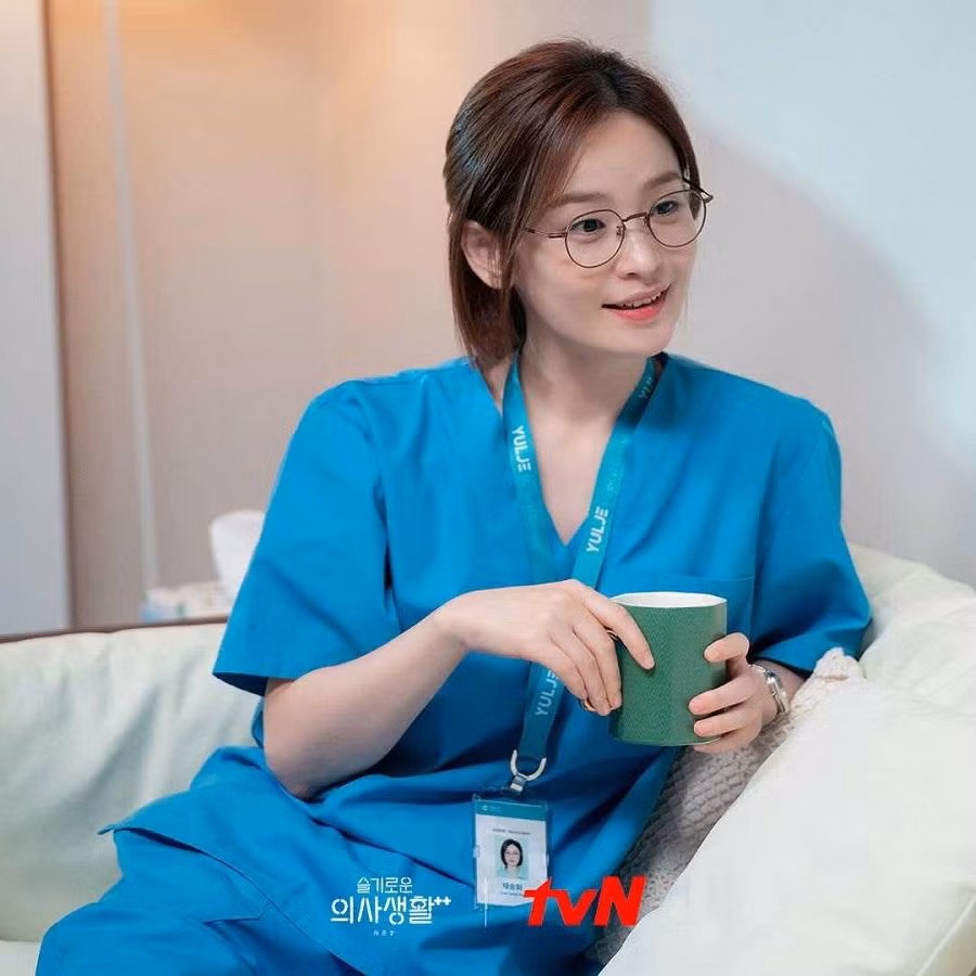 Jeon Mi Do vai Chae Song Hwa trong "Hospital Playlist".
