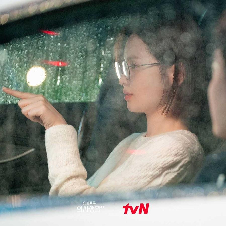 Chae Song Hwa cuối cùng cũng có cái kết đẹp với Ik Jun (Jo Jung Suk), khoảnh khắc cô tỏ tình với Ik Jun trên xe khiến khán giả đều quắn quéo vì độ đáng yêu. Chae Song Hwa cuối cùng cũng có cái kết đẹp với Ik Jun (Jo Jung Suk), khoảnh khắc cô tỏ tình với Ik Jun trên xe khiến khán giả đều quắn quéo vì độ đáng yêu.