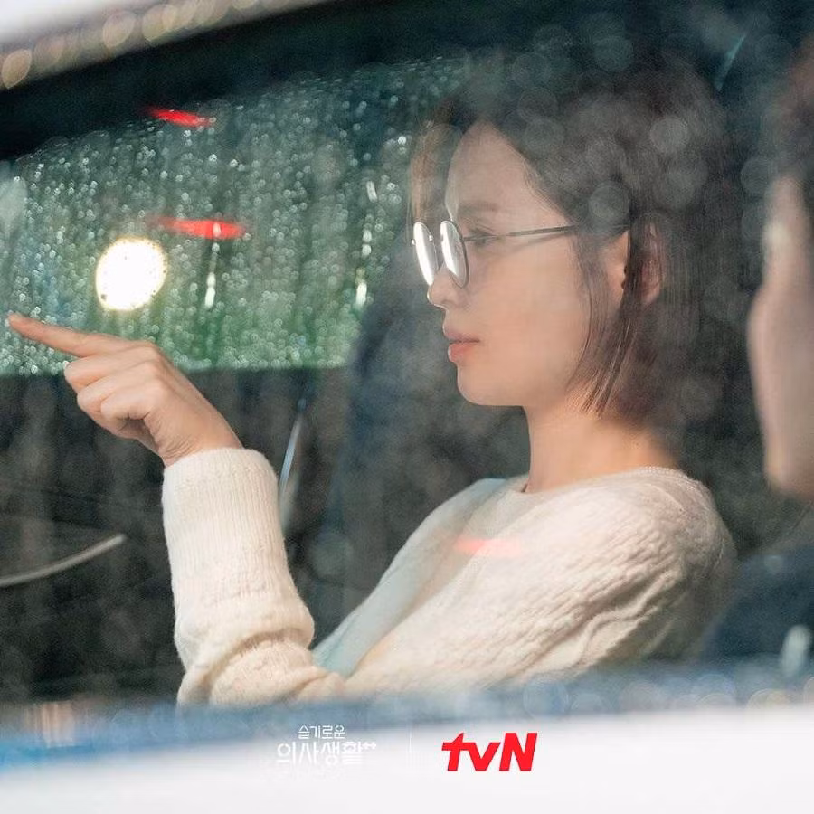 Chae Song Hwa cuối cùng cũng có cái kết đẹp với Ik Jun (Jo Jung Suk), khoảnh khắc cô tỏ tình với Ik Jun trên xe khiến khán giả đều quắn quéo vì độ đáng yêu.
